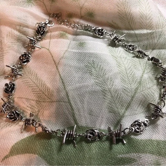 NEW Vintage Style silver Rose & Thorns choker Necklace. - Picture 6 of 7